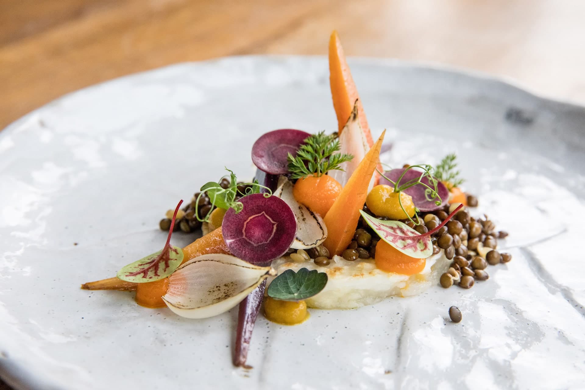 Gerecht met Pastinaak purree, wortelen, radijs, ui en linzen.