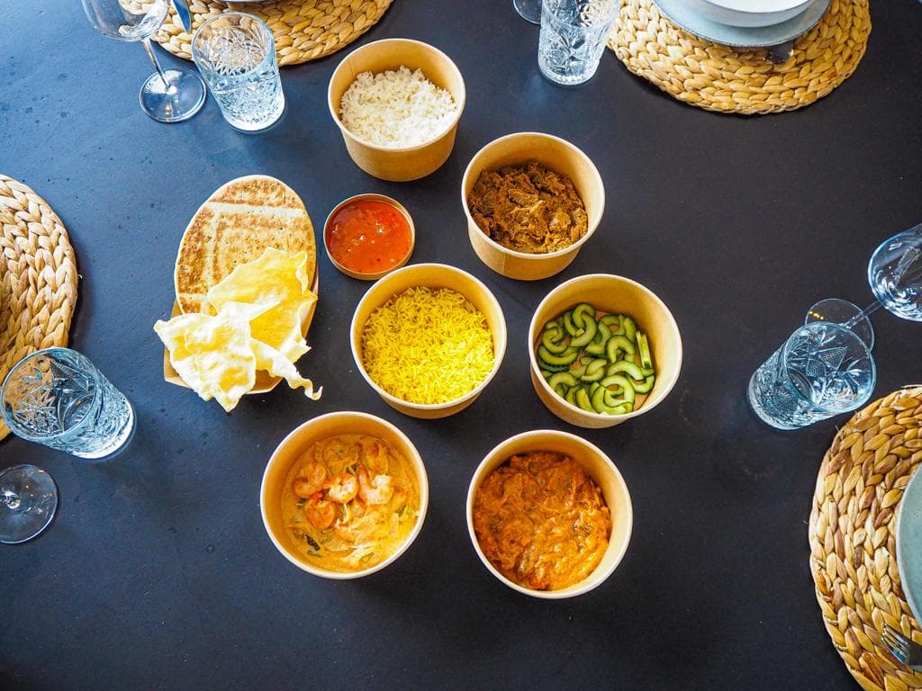 Foto van gerecht met biefstuk en jus