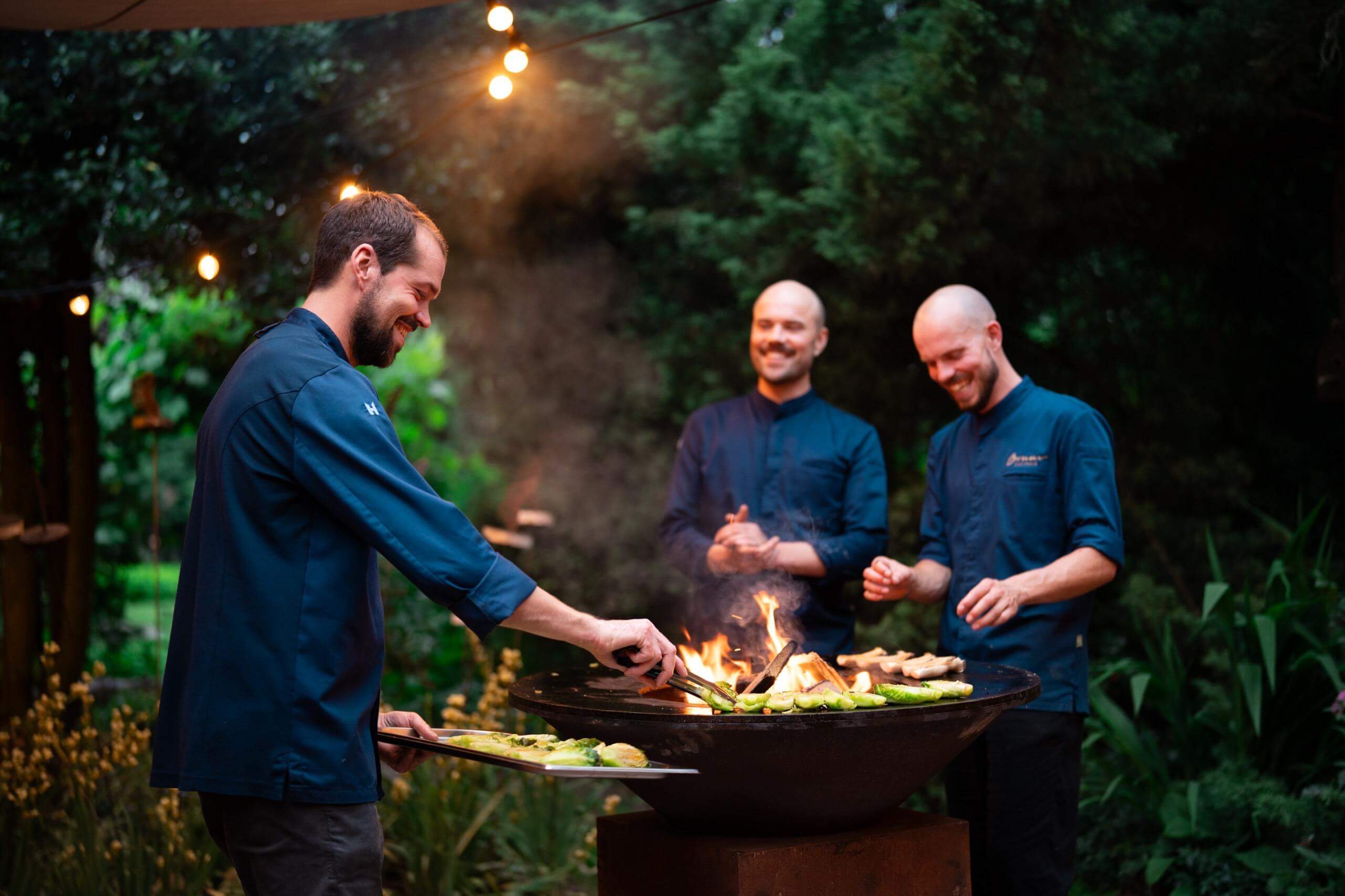 Foto's van de 3 broers aan het grillen