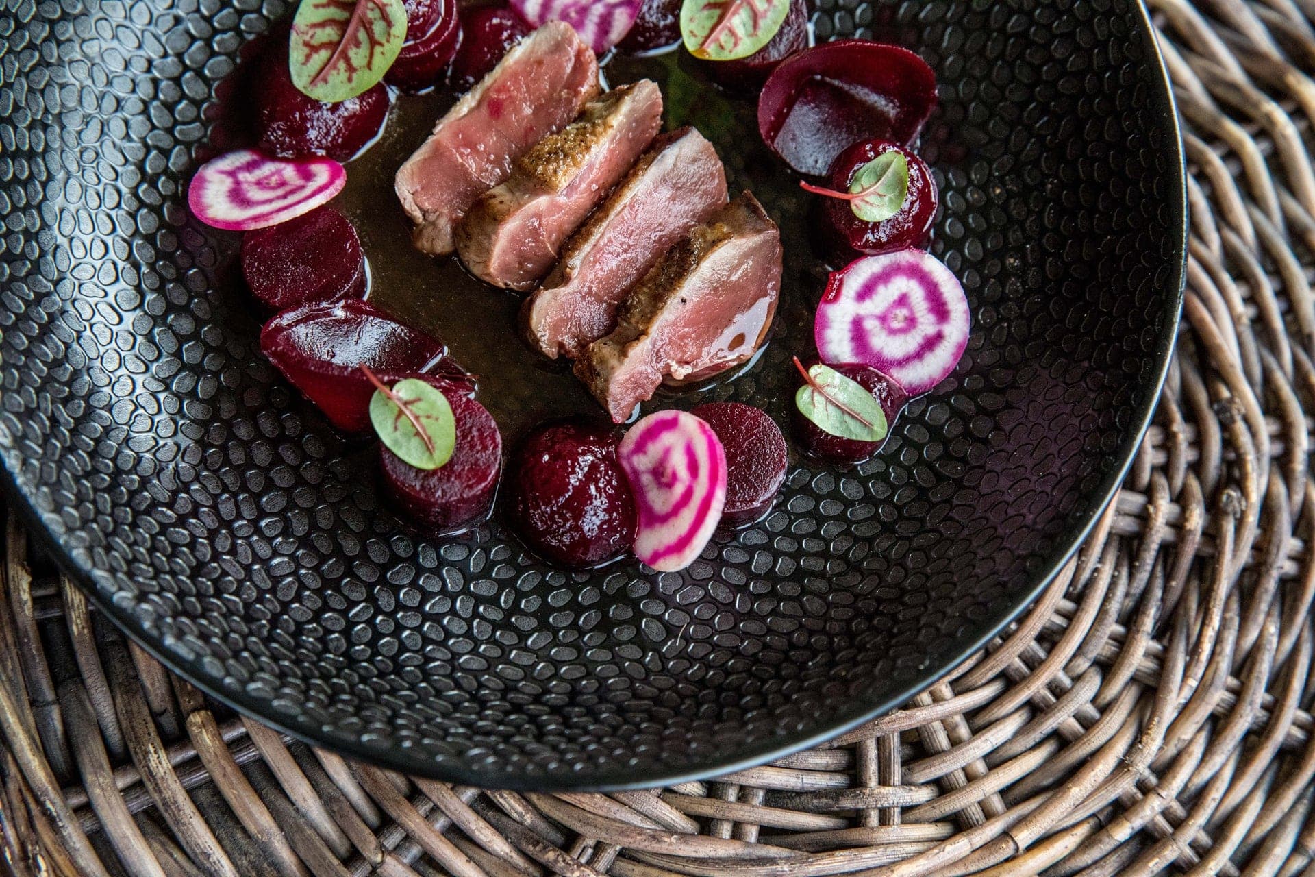 Gerecht met biefstuk, rode bieten en radijs.